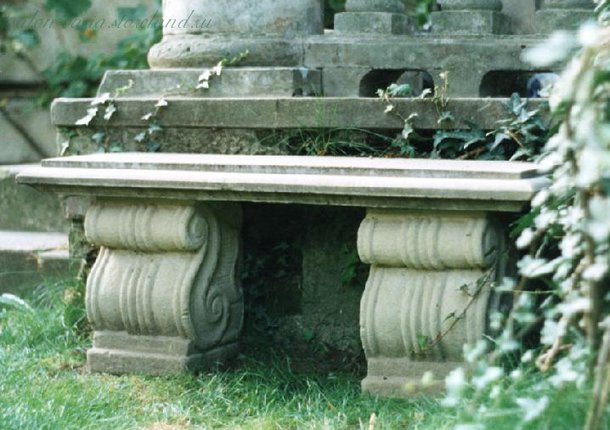 Каменная мебель в саду